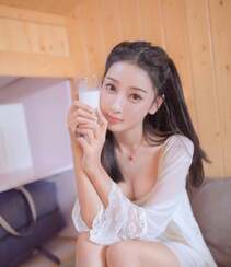 温柔甜美粉嫩白皙美女性感低胸白裙穿着喝牛奶吃早餐诱惑写真照片组图3