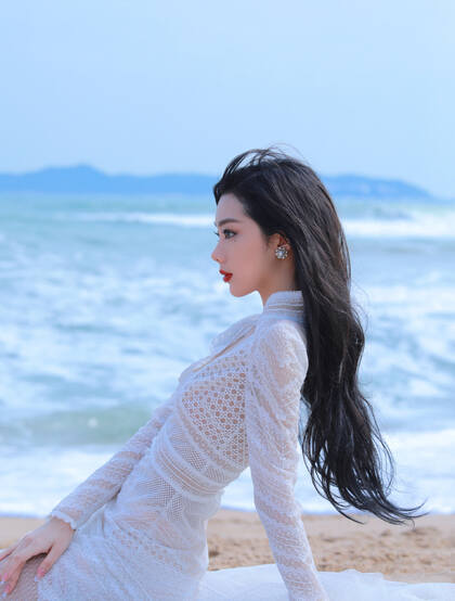 李紫婷海风轻拂，浪花朵朵唯美白裙沙滩写真美照