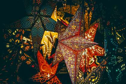 气氛十足的圣诞节 五角星形的装饰物 照明灯唯美高清壁纸图片
