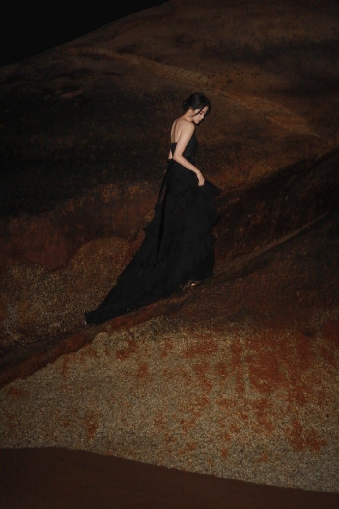欧阳娜娜迎着明月海边写真照，黑色抹胸长裙着身优美动人图片