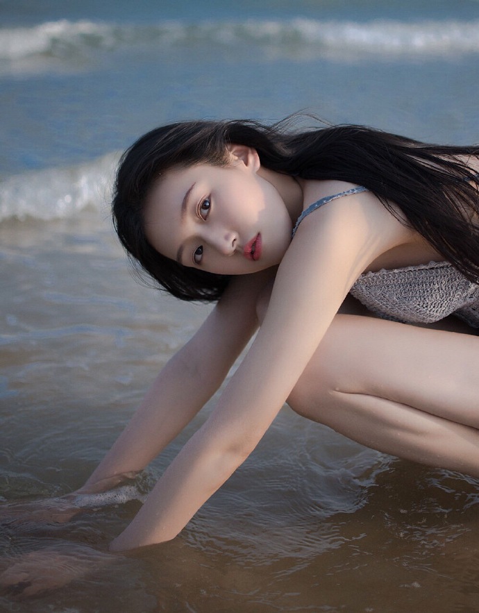 长发飘飘海边美少女吊带衣牛仔短裤着身海边湿身性感66艺术写真图片套图9