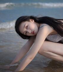 长发飘飘海边美少女吊带衣牛仔短裤着身海边湿身性感66艺术写真图片组图9