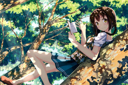 阳光下，躺在大树上看笔记的二次元动漫短裙学生妹高清壁纸图片