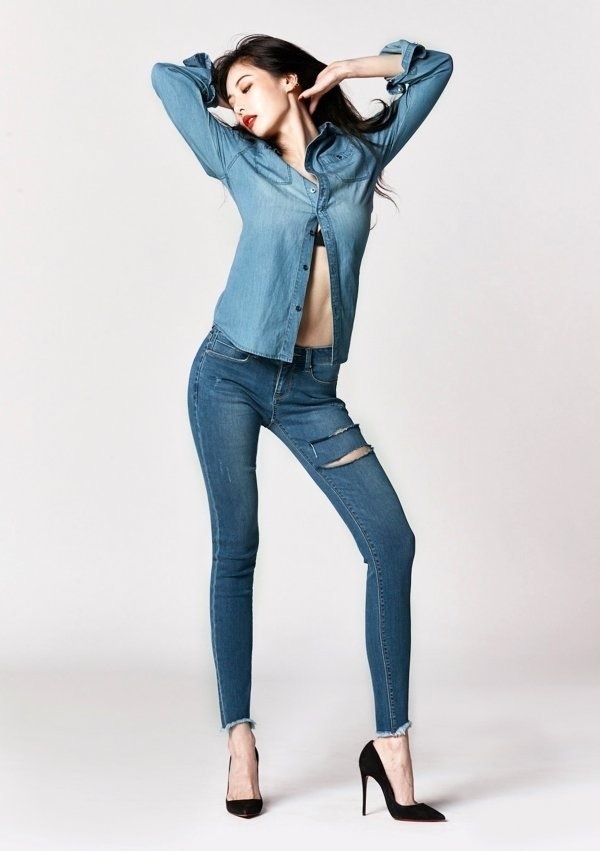 韩国女艺人泫雅紧身牛仔裤套装着身显小蛮腰美腿写真图片图片