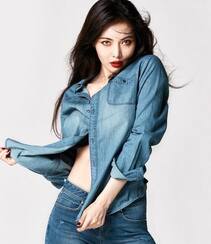 韩国女艺人泫雅紧身牛仔裤套装着身显小蛮腰美腿写真图片组图3