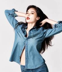 韩国女艺人泫雅紧身牛仔裤套装着身显小蛮腰美腿写真图片组图6