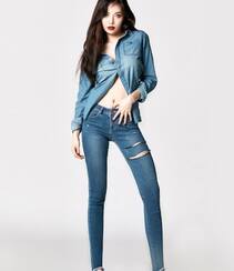 韩国女艺人泫雅紧身牛仔裤套装着身显小蛮腰美腿写真图片组图5