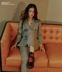 王楚然格纹套装着身舒适感十足沙发写真登杂志写真气质图片