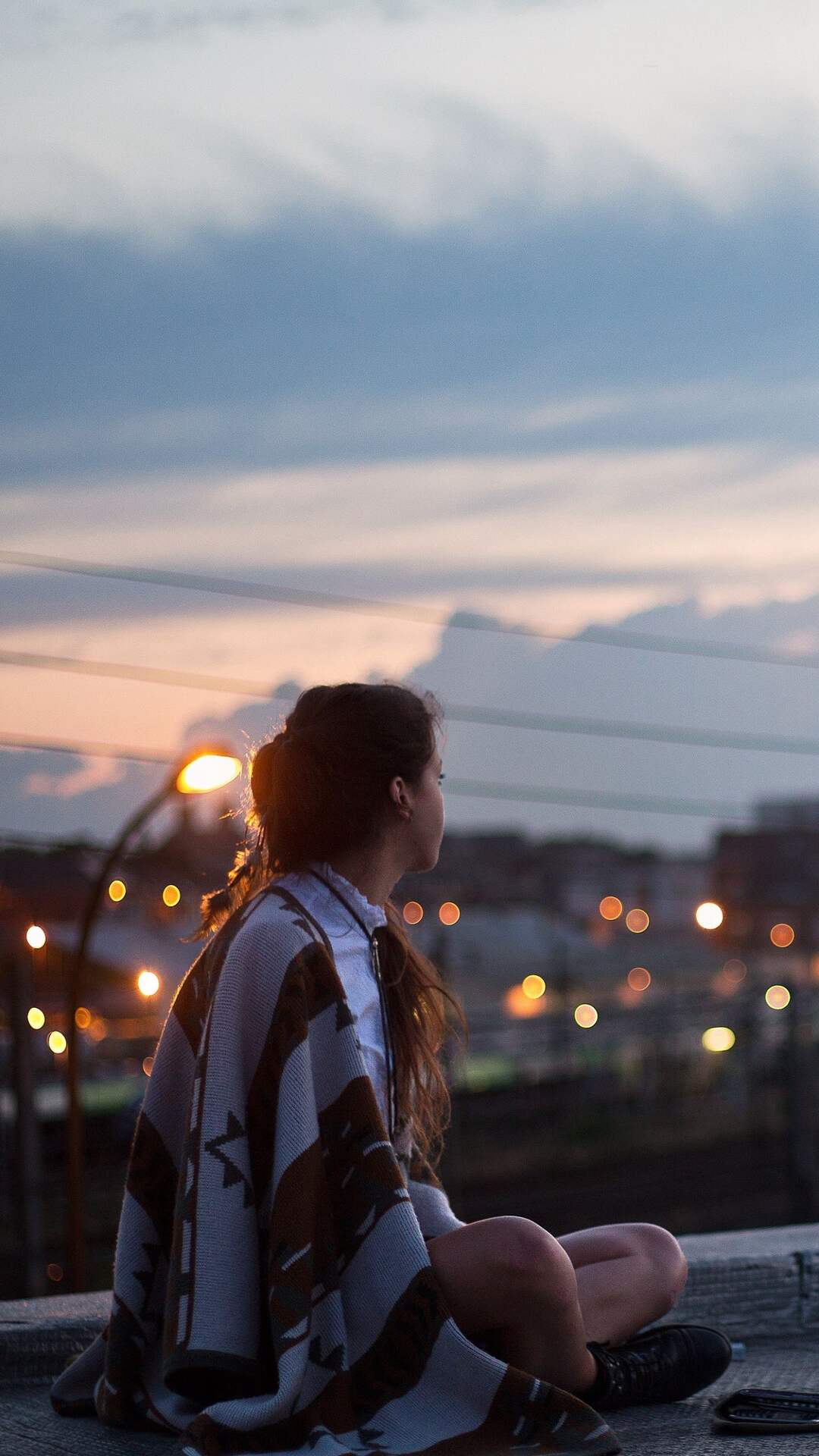 傍晚 城市中 坐在阳台 安静的欧美少女唯美手机壁纸图片