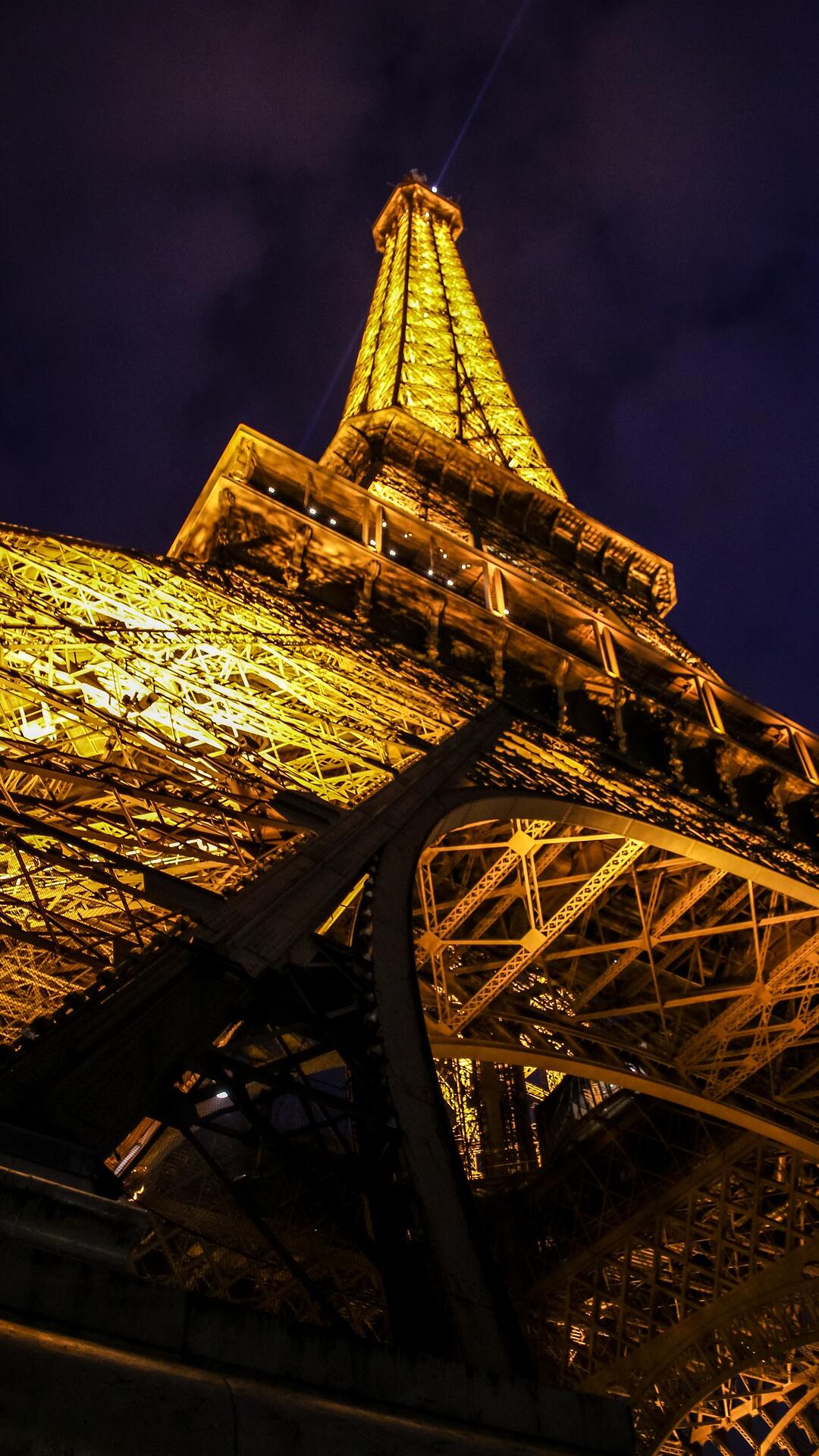 夜晚中的埃菲尔铁塔高清手机壁纸图片