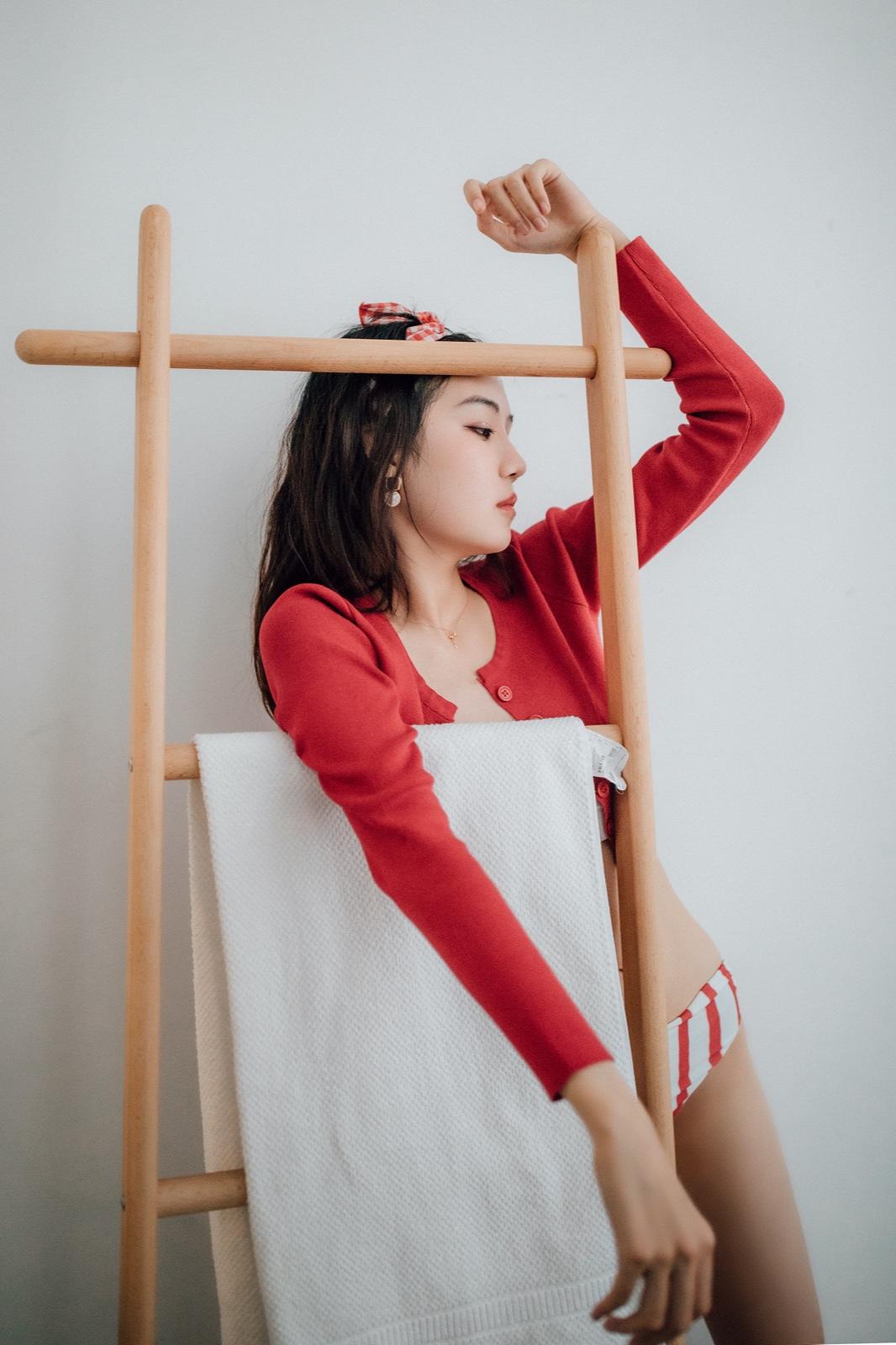 复古真实网红少女，穿红白竖纹内衣比基尼的性感可爱美少女私房写真图片套图8