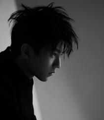 王俊凯慵懒帅气发型，手拿吉他自娱自乐帅气黑白照片组图2