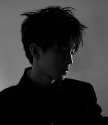 王俊凯慵懒帅气发型，手拿吉他自娱自乐帅气黑白照片组图4