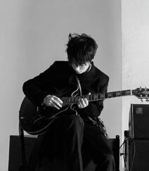 王俊凯慵懒帅气发型，手拿吉他自娱自乐帅气黑白照片组图8