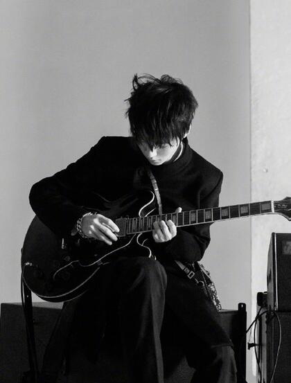 王俊凯慵懒帅气发型，手拿吉他自娱自乐帅气黑白照片