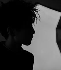 王俊凯慵懒帅气发型，手拿吉他自娱自乐帅气黑白照片组图7