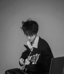 王俊凯慵懒帅气发型，手拿吉他自娱自乐帅气黑白照片组图9
