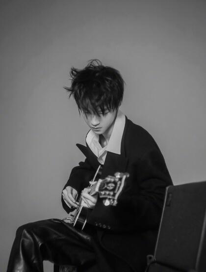 王俊凯慵懒帅气发型，手拿吉他自娱自乐帅气黑白照片
