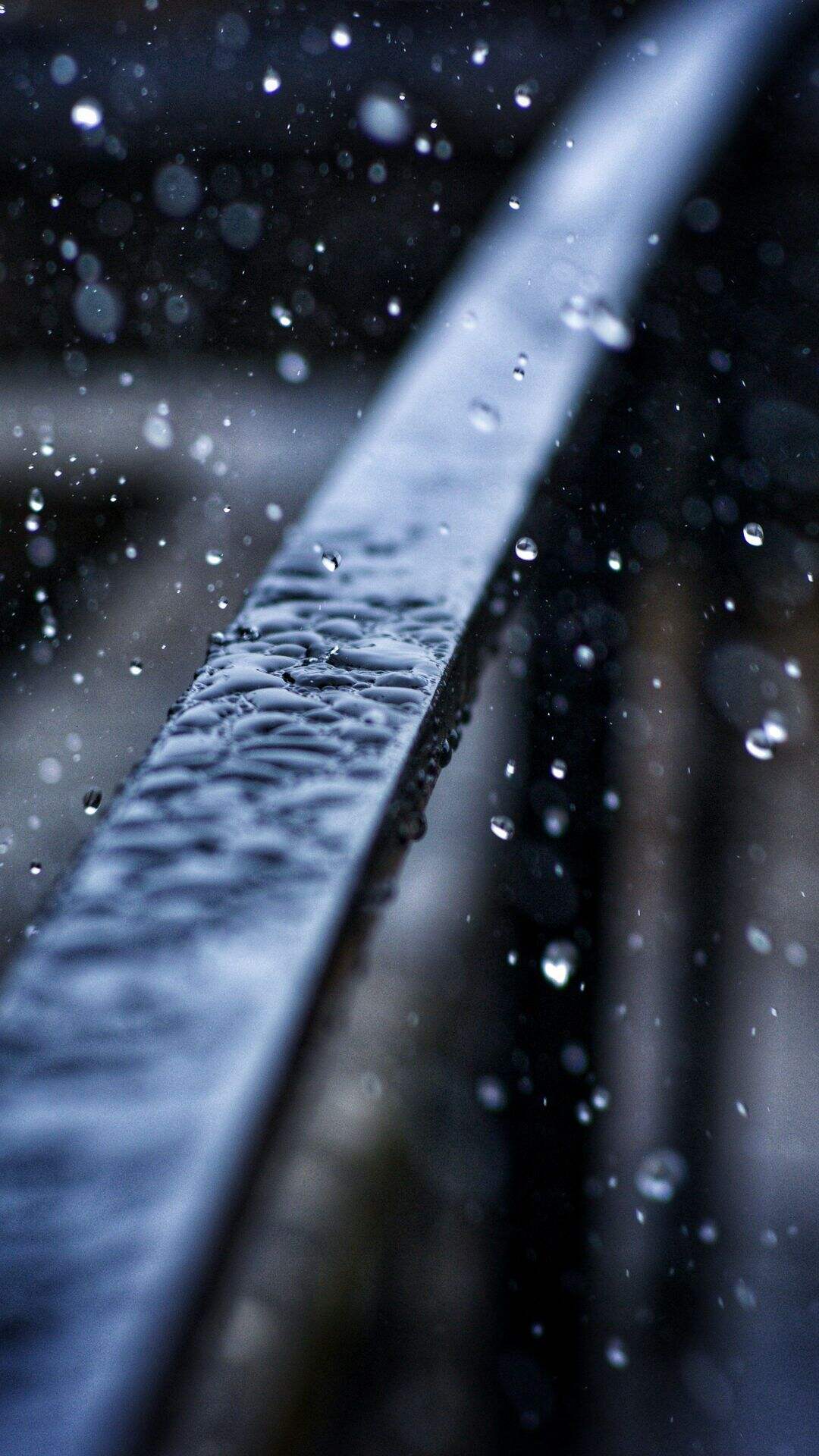 下雨天 雨水 铁栏杆 滴答的雨滴唯美手机壁纸图片