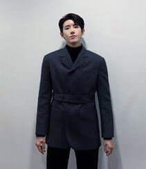 韩国帅气男歌手黄光熙最新近照，驾驭各种套装，很是韩系帅哥味!组图1