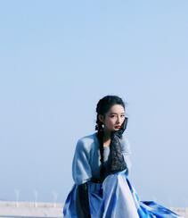 李沁微博晒冬日海边清新写真，下身穿着蓝天白云长裙的她，自在而舒展组图3