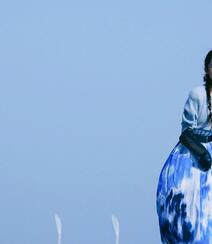 李沁微博晒冬日海边清新写真，下身穿着蓝天白云长裙的她，自在而舒展组图7