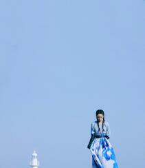 李沁微博晒冬日海边清新写真，下身穿着蓝天白云长裙的她，自在而舒展组图4