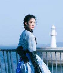 李沁微博晒冬日海边清新写真，下身穿着蓝天白云长裙的她，自在而舒展组图6