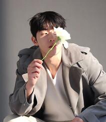 韩国模特、演员南柱赫手拿白色玫瑰帅气写真照片