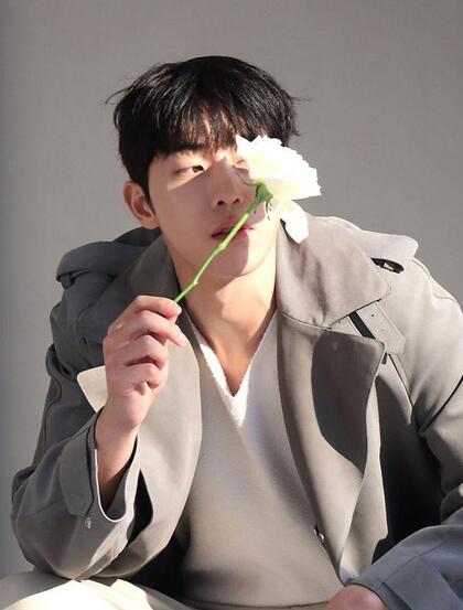 韩国模特、演员南柱赫手拿白色玫瑰帅气写真照片