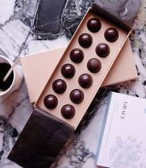 包装精致，精美的黑色美味巧克力摄影图片