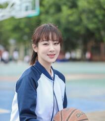 杨紫重回校园，身着校服，手抱篮球，治愈系笑容迷人写真照