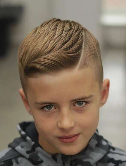 帅气小男孩发型图片，个性十足的儿童，男孩子刻痕短发发型图集