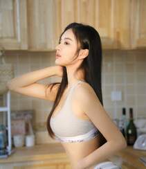 小丰满性感美女运动背心牛仔裤厨房美照显婀娜小蛮腰高清写真图片组图2