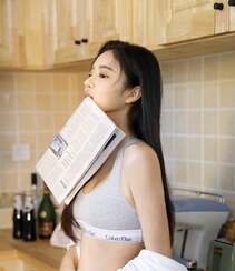 小丰满性感美女运动背心牛仔裤厨房美照显婀娜小蛮腰高清写真图片组图6