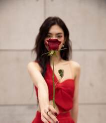 曾可妮浓妆淡抹，手拿玫瑰，身着针织红裙性感迷人写真照片组图5