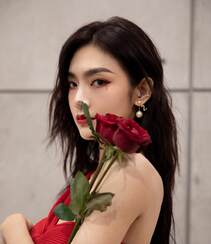 曾可妮浓妆淡抹，手拿玫瑰，身着针织红裙性感迷人写真照片组图3