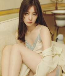 日本美女演员、平面模特新木优子性感吊带睡裙私房浴室，床上写真图片组图1