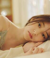 日本美女演员、平面模特新木优子性感吊带睡裙私房浴室，床上写真图片组图2