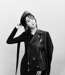 杨紫酷飒黑白风格最新写真，皮衣黑裙穿搭又酷又美！