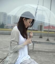 刘亦菲清新文艺休闲穿搭户外写真，手拿透明雨伞眼神清澈迷人组图4