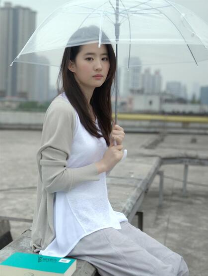 刘亦菲清新文艺休闲穿搭户外写真，手拿透明雨伞眼神清澈迷人