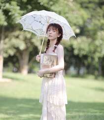 赤足行走在草地上的清纯吊带蕾丝裙双麻花辫美少女超美高清写真图片组图3