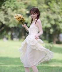 赤足行走在草地上的清纯吊带蕾丝裙双麻花辫美少女超美高清写真图片组图5
