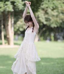 赤足行走在草地上的清纯吊带蕾丝裙双麻花辫美少女超美高清写真图片组图9
