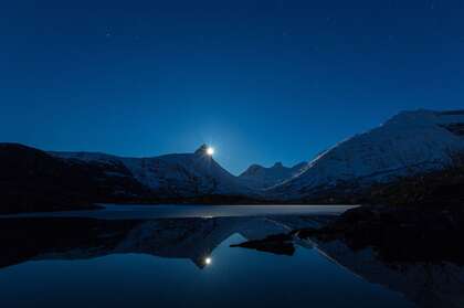 静谧的夜晚，满天的繁星，雪山，湖泊，月光唯美安静景色风光壁纸图片