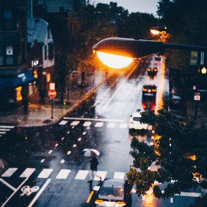 城市，下雨天，街道，马路 拿着雨伞的人们唯美非主流意境图片
