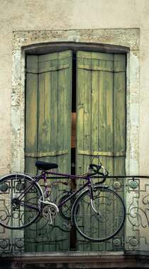 情怀壁纸 老式 木门 绑在铁栏杆上的自行车唯美复古手机壁纸图片