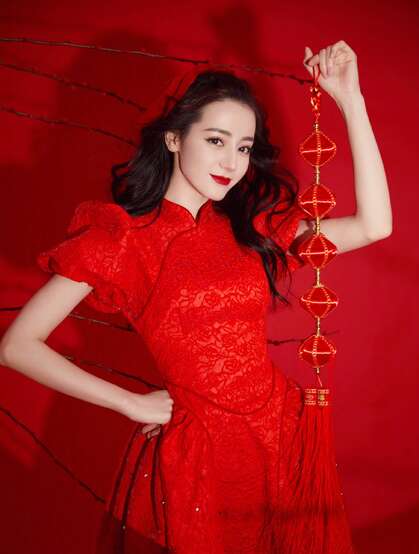 迪丽热巴中国红舞台服穿搭可爱喜庆美照