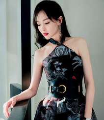 唐嫣代言某手表品牌性感写真，身着复古中国风吊带礼服，香肩锁骨迷人组图6